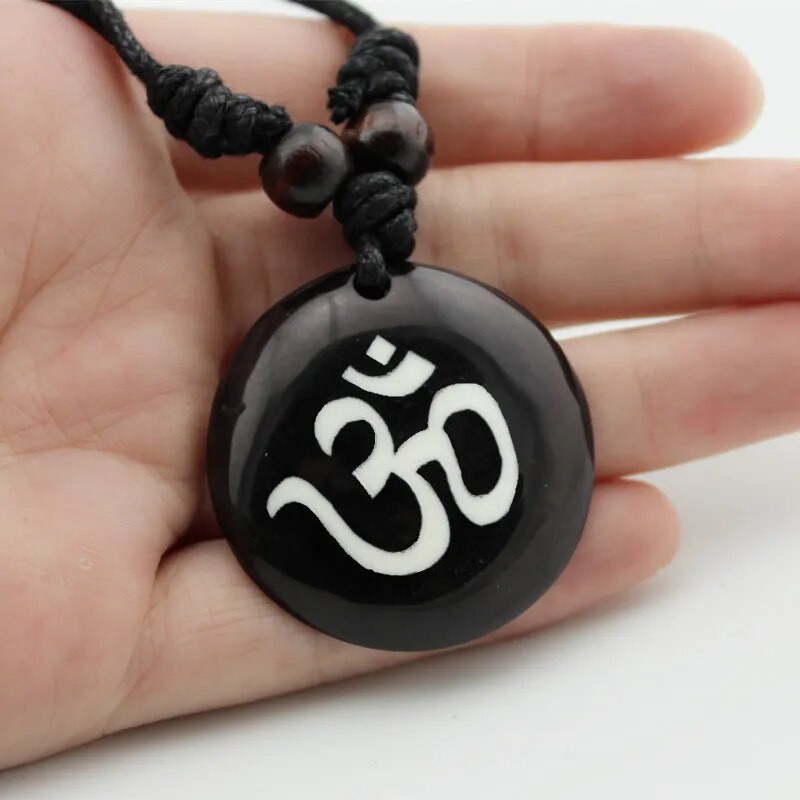 AUM OM Ohm Hindu Buddhist Hinduismus Yoga Anhänger Halskette - Glücksbringer aus Yak-Knochen