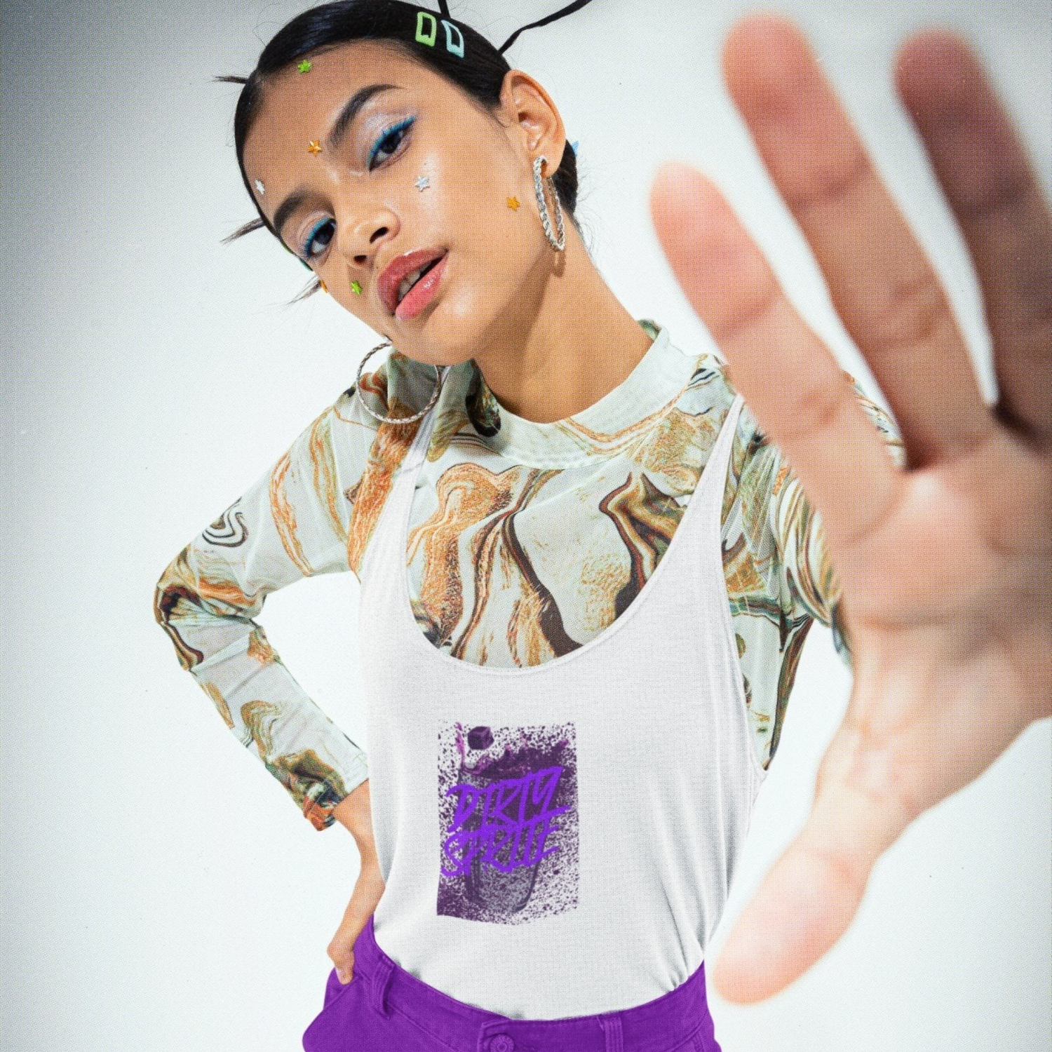 Tank-Tops mit psychedelischen Prints und trippy Designs