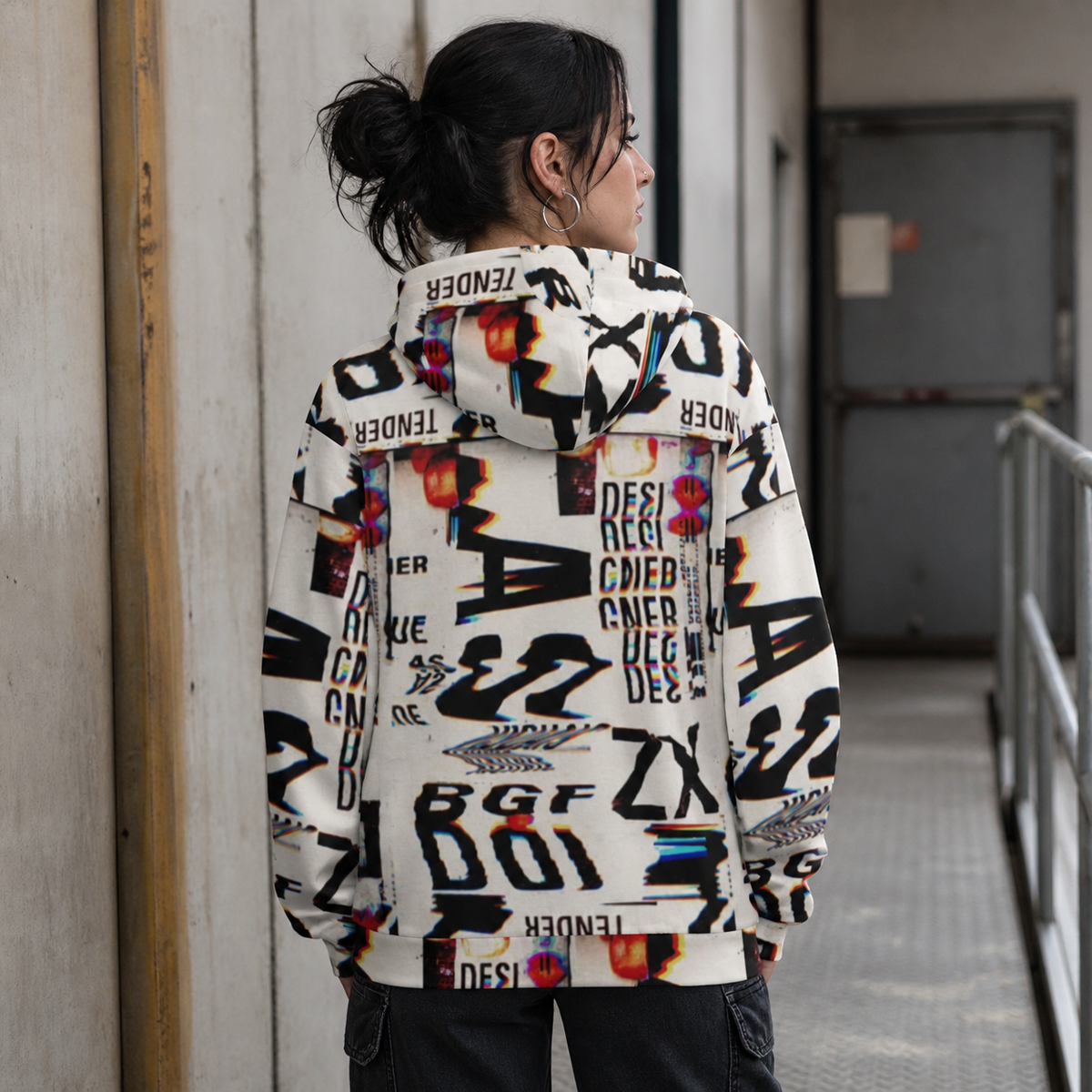 Weibliches Model im NiZED 20xx Graphic Hoodie mit typografischem Alloverprint in Berlin – KI-generierte Darstellung