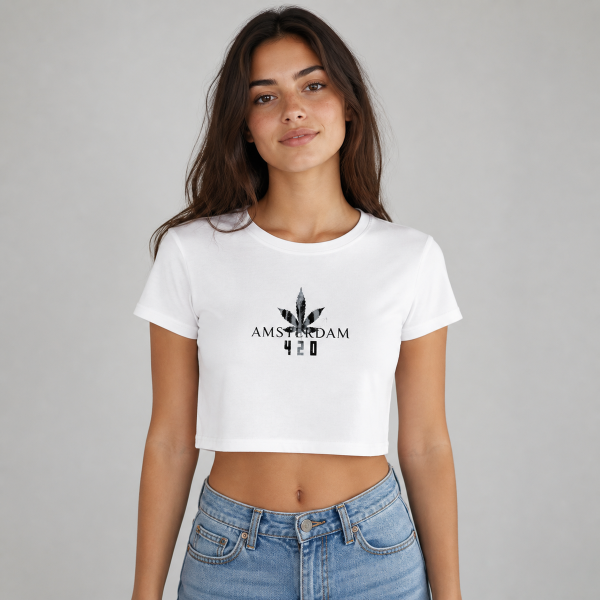 420 Amsterdam Bio Crop Top von NiZED am weiblichen Modell, Vorderansicht – KI-generierte Darstellung