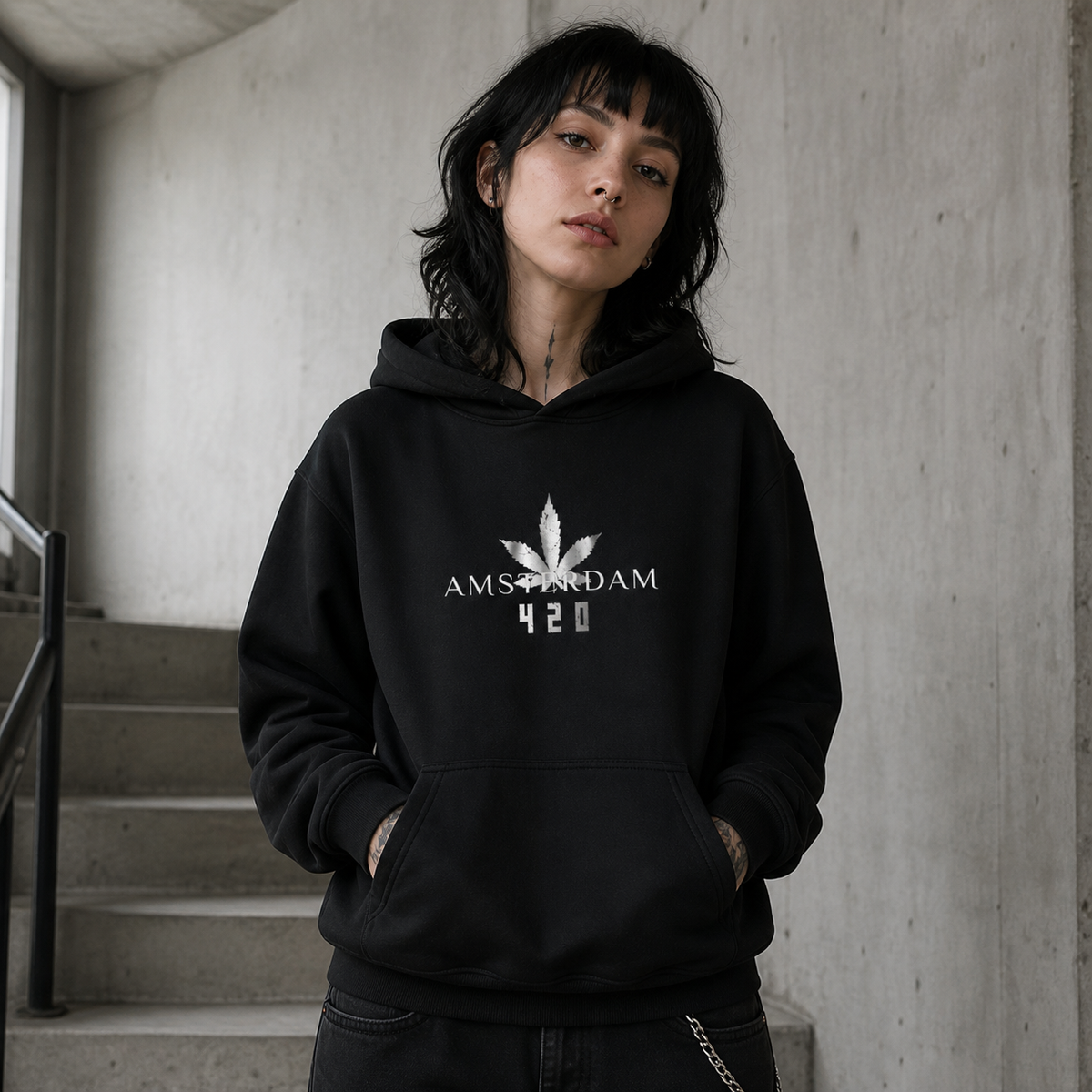 Weibliches Model im schwarzen NiZED Amsterdam Graphic Hoodie mit mattem Frontprint in Berlin – KI-generierte Darstellung