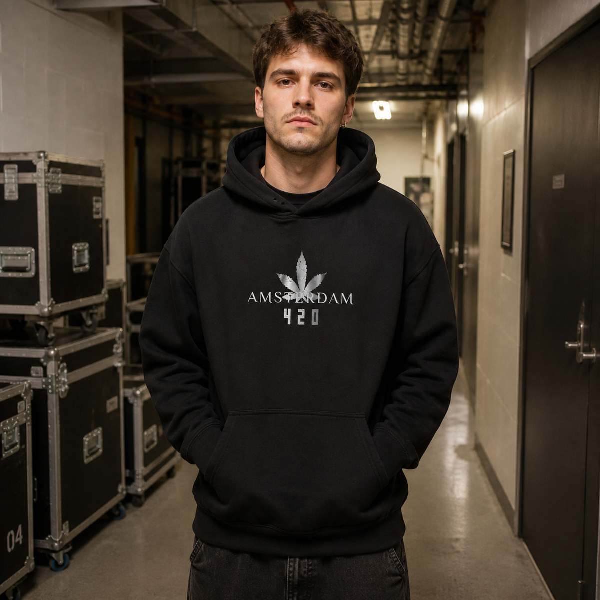 Männliches Model im schwarzen NiZED Amsterdam Graphic Hoodie mit mattem Frontprint in Berlin – KI-generierte Darstellung