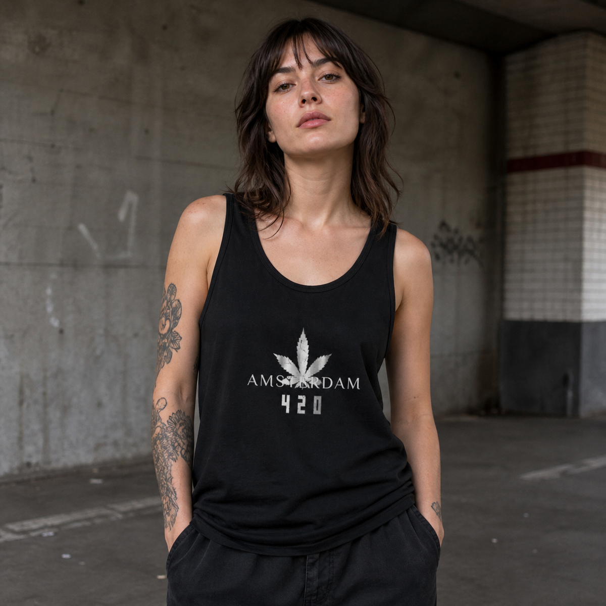 420 Amsterdam Tank-Top an weiblichem Model in Berlin - KI-generierte Darstellung
