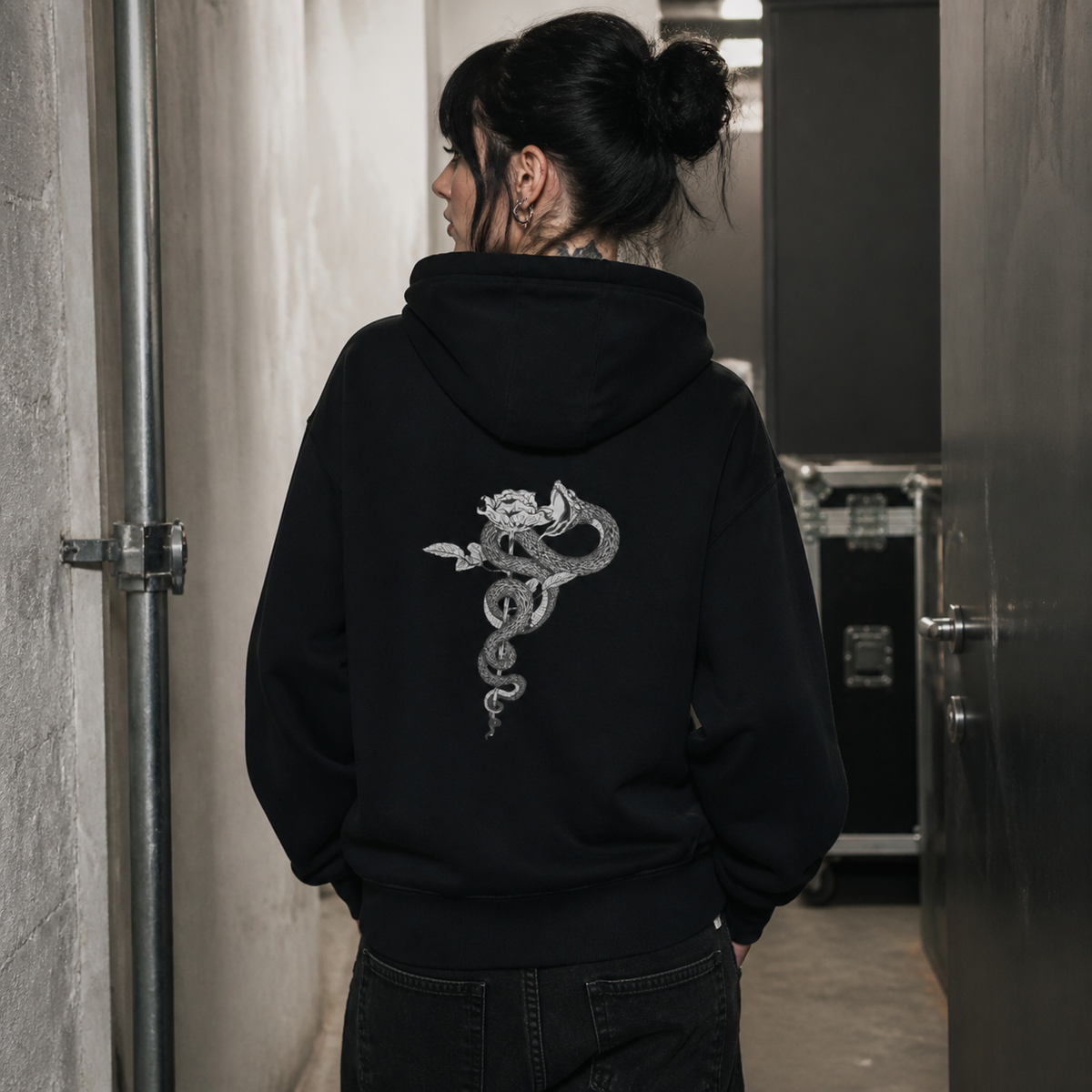 Weibliches Model im schwarzen NiZED 777 Graphic Hoodie mit Drachen-Backprint in Berlin – KI-generierte Darstellung