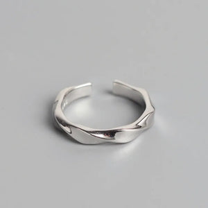 Trendiger Silberfarbener Ring von NiZED als Ring, Streetwear Schmuck und provokantes Accessoire