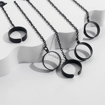 Punk Style Ringset von NiZED als Streetwear Hoodie, Rave Hoodie und provokantes Outfit