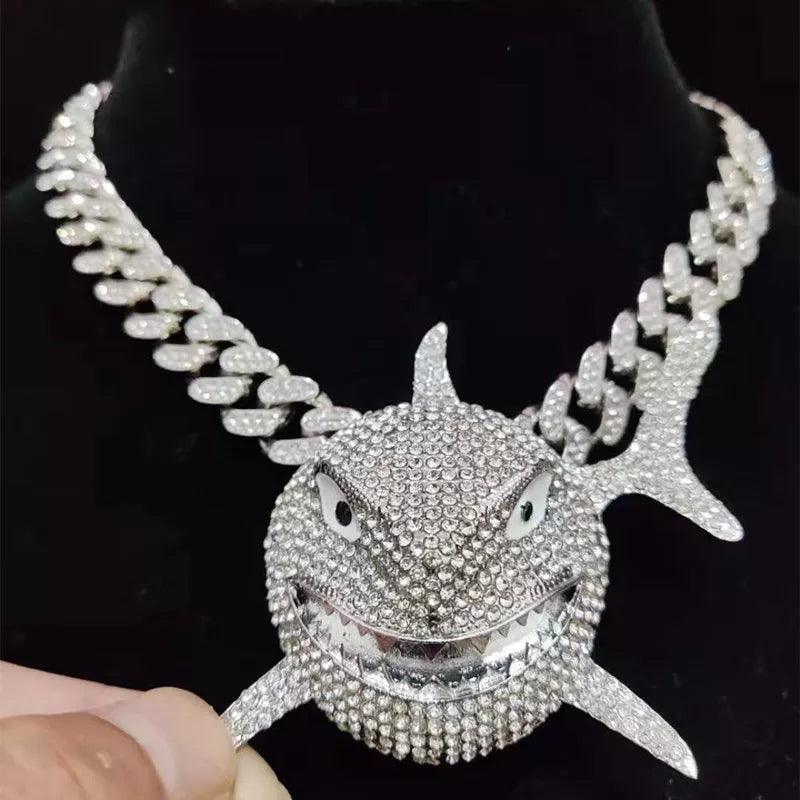 Haifischanhänger - Hip-Hop-Flair mit glitzernden Kristallen und Miami-Cuban-Kette