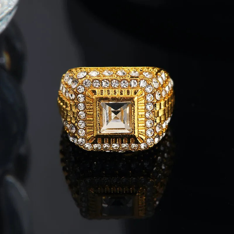 Goldfarbener Ring für Herren - Handgemachtes Design mit Glassteinen