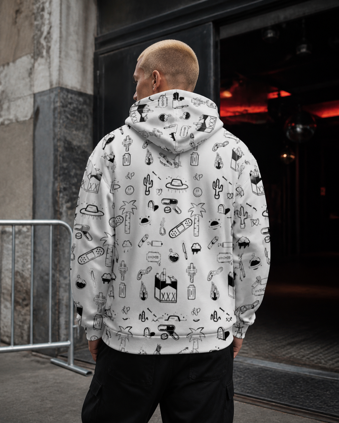 Abstrue Graphic Hoodie Alloverprint an männlichem Model, Rückansicht – KI-generierte Darstellung
