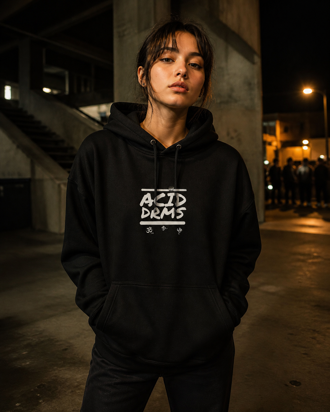 Acid Dreams Hoodie in Schwarz an weiblichem Model, Vorderansicht – KI-generierte Darstellung