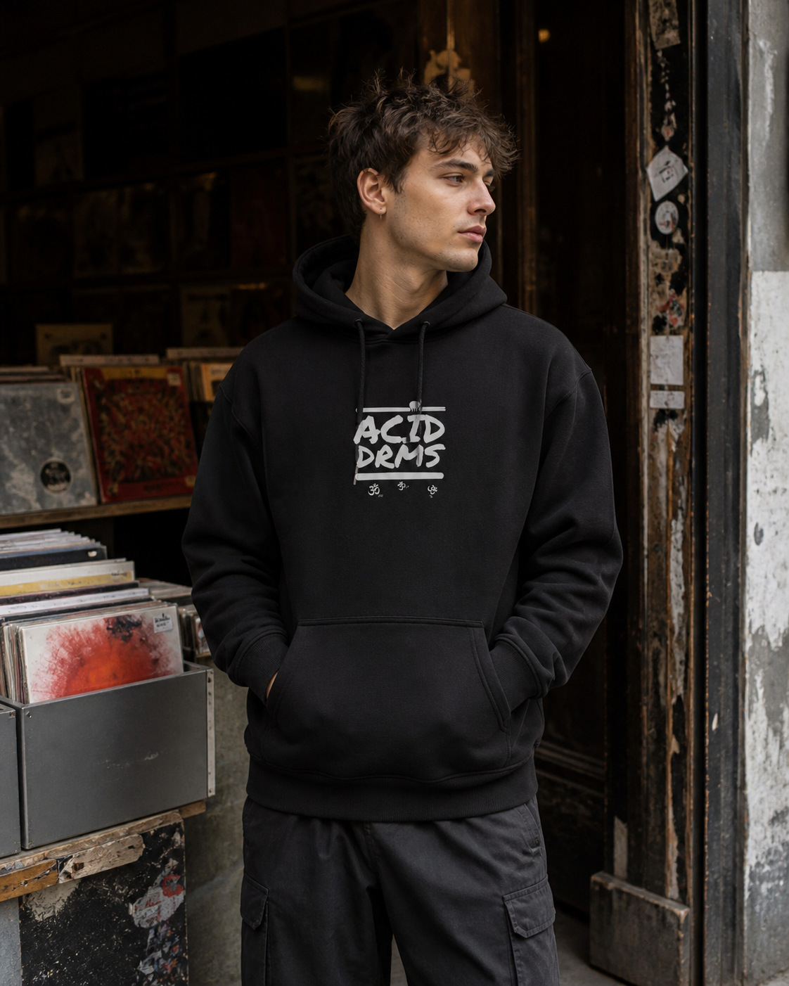 Acid Dreams Hoodie in Schwarz an männlichem Model, Vorderansicht – KI-generierte Darstellung