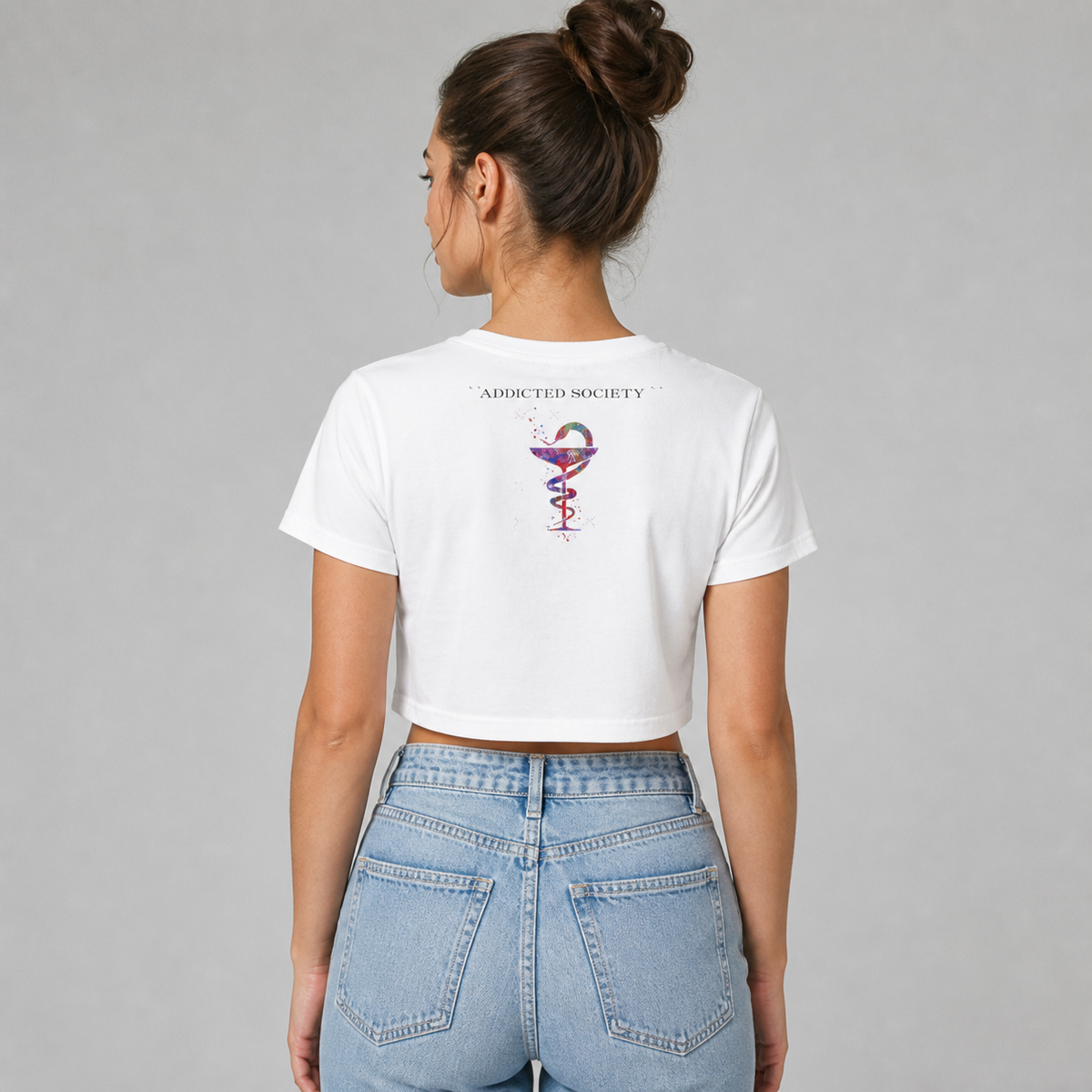 Addicted Society Crop Top von NiZED am weiblichen Modell, Rückansicht – KI-generierte Darstellung