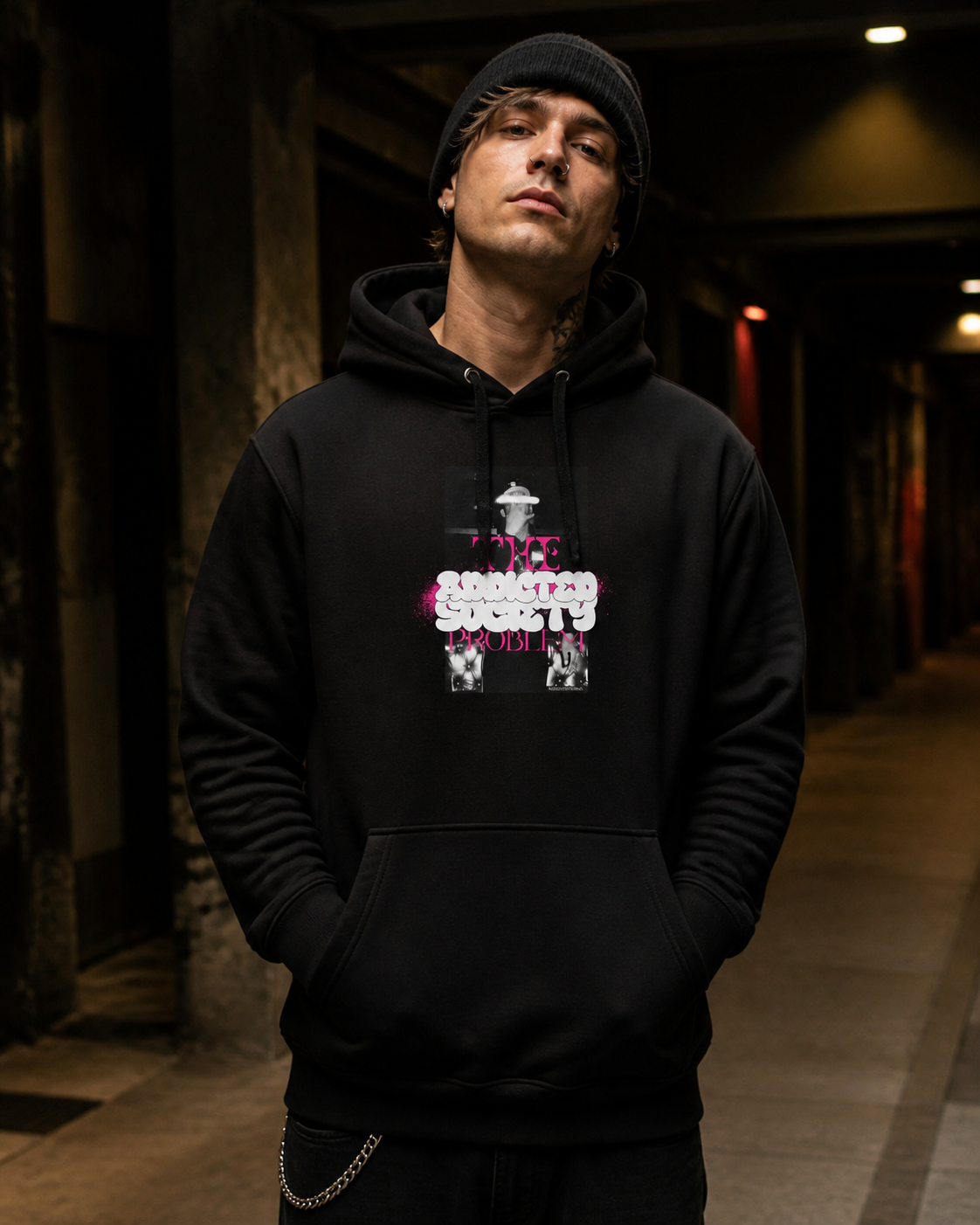 Addicted Society Hoodie in Schwarz an männlichem Model, Vorderansicht – KI-generierte Darstellung
