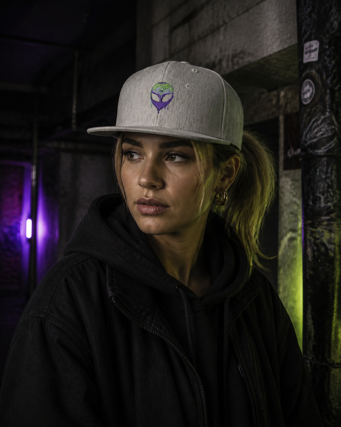 Alien Snapbackcap Cap an weiblichem Model – KI-generierte Darstellung