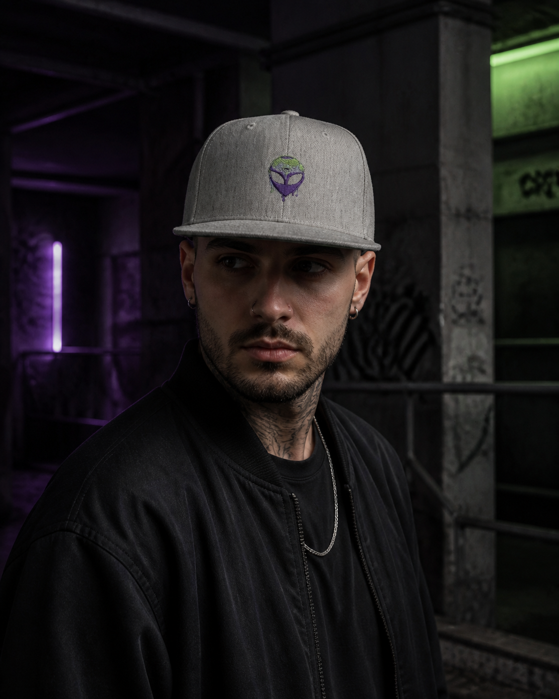 Alien Snapbackcap Cap an männlichem Model – KI-generierte Darstellung
