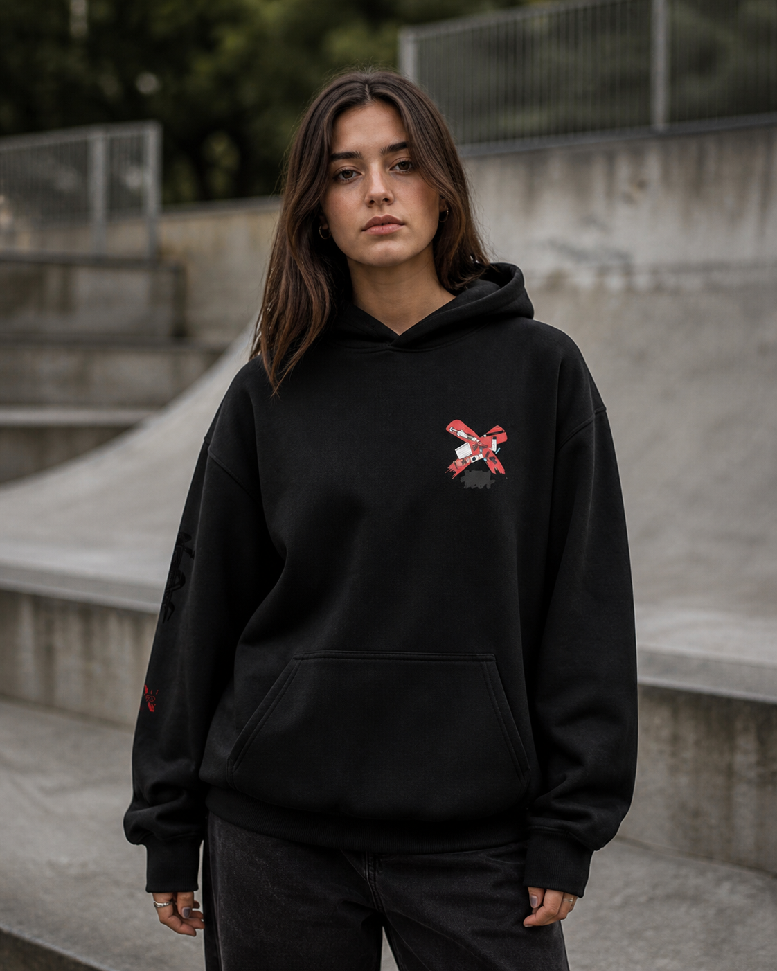 All Drugs Hoodie in Schwarz an weiblichem Model, Vorderansicht – KI-generierte Darstellung