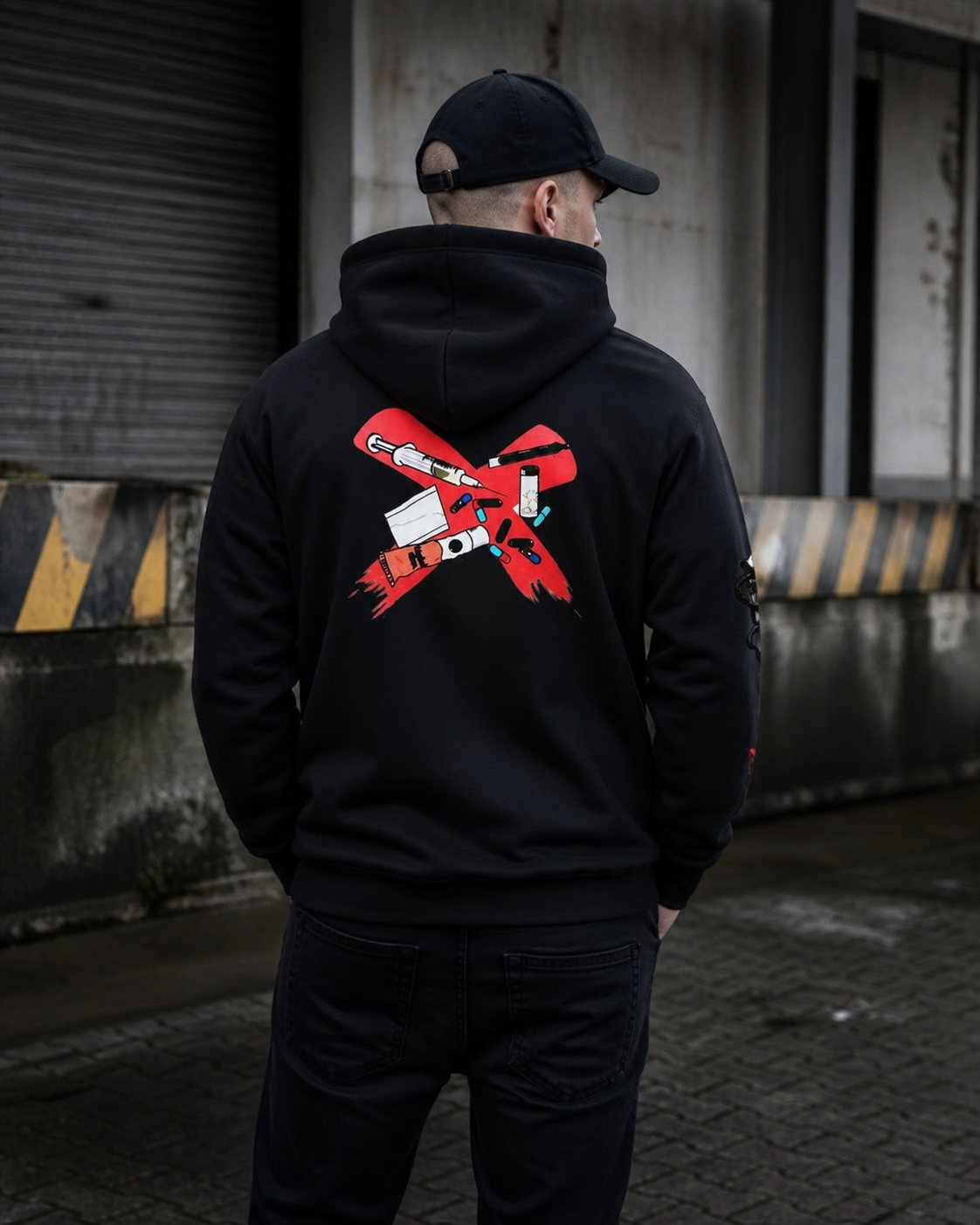 All Drugs Hoodie in Schwarz an männlichem Model, Rückansicht – KI-generierte Darstellung
