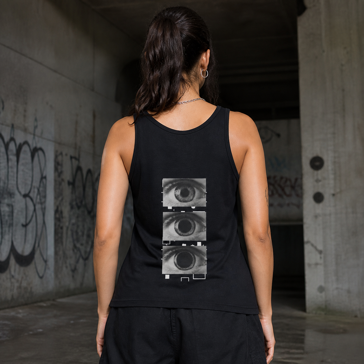 All Eyez On Me Tank Top Rückansicht an weiblichem Model - KI-generierte Darstellung