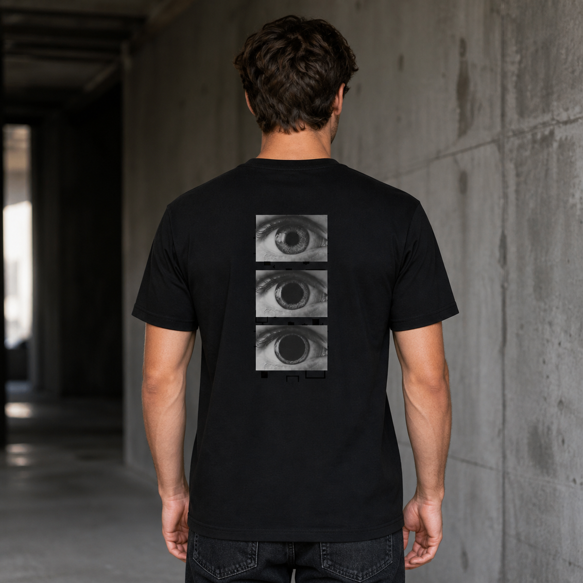 All Eyez On Me Graphic T-Shirt Herren Rückenansicht – KI-generierte Darstellung