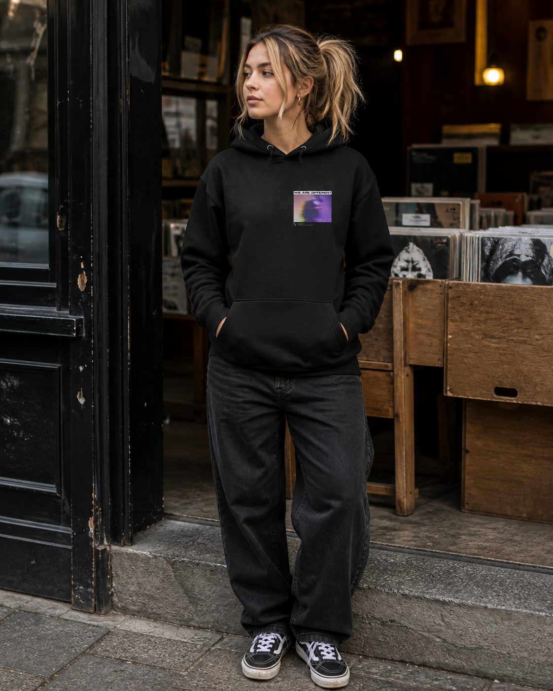 Are Different Hoodie in Schwarz an weiblichem Model, Vorderansicht – KI-generierte Darstellung