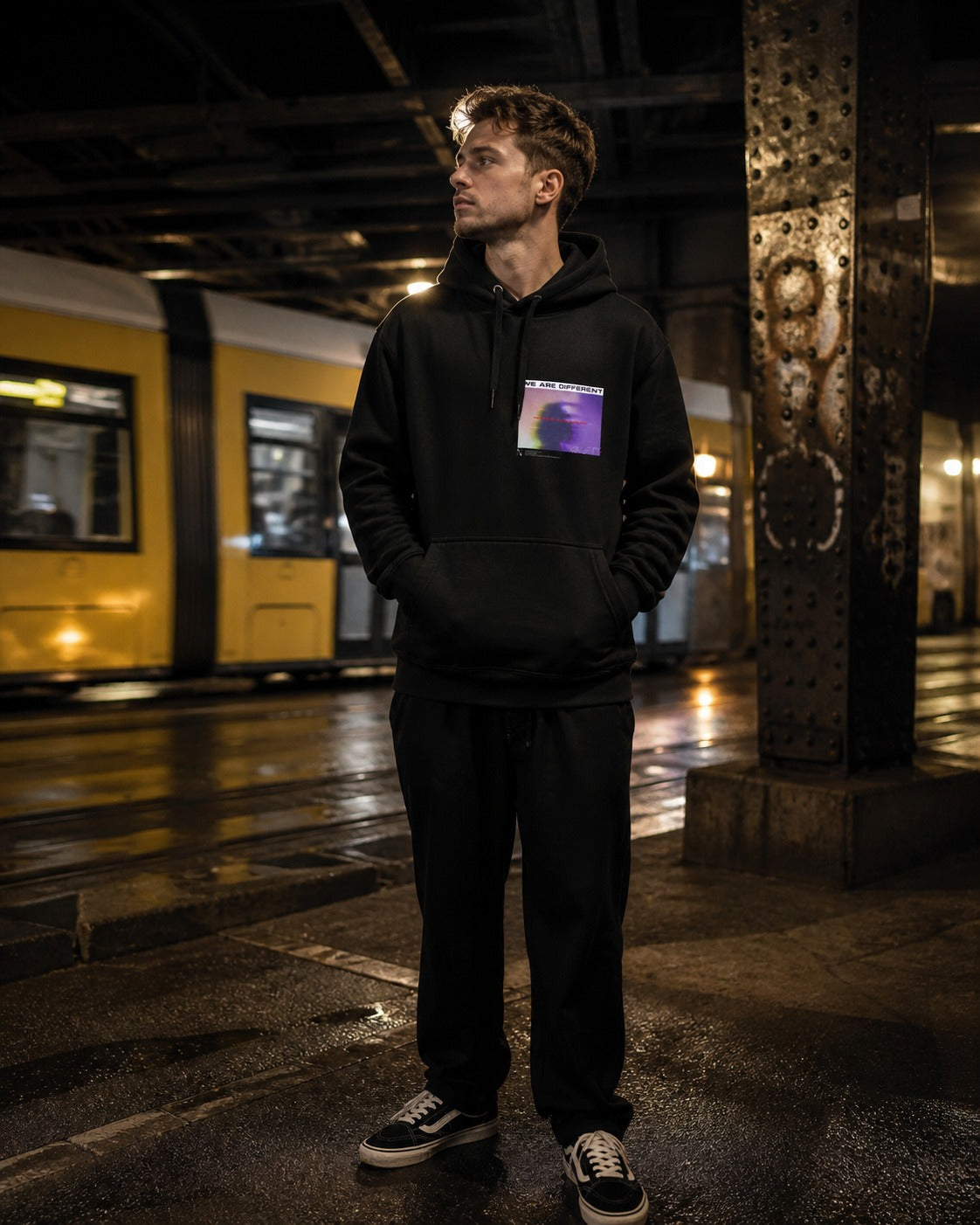 Are Different Hoodie in Schwarz an männlichem Model, Vorderansicht – KI-generierte Darstellung