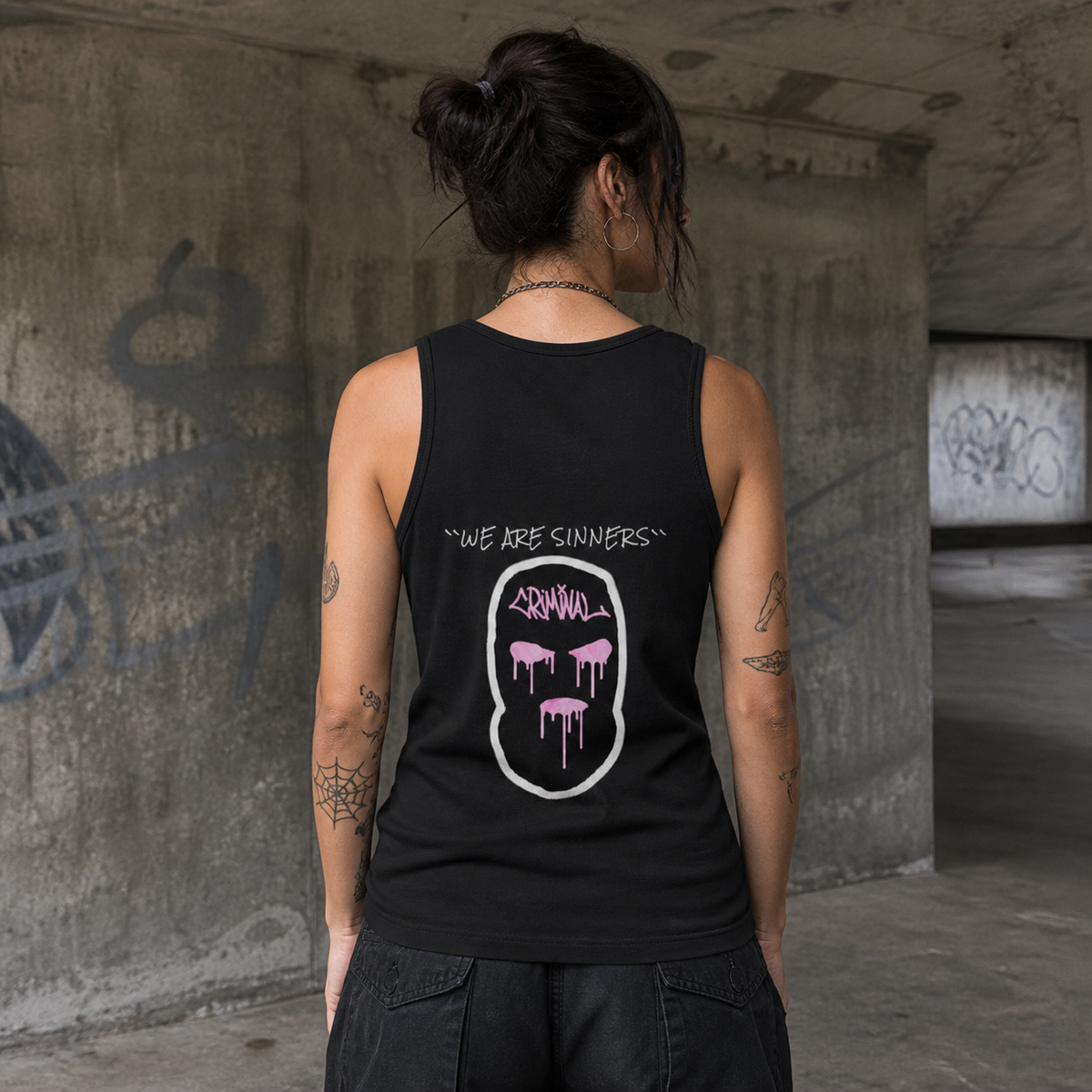 Are Sinners Tank Top Rückansicht an weiblichem Model - KI-generierte Darstellung