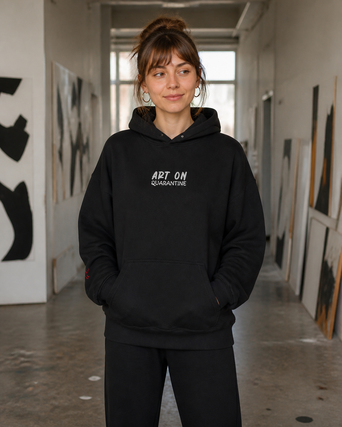 Art Quarantie Hoodie in Schwarz an weiblichem Model, Vorderansicht – KI-generierte Darstellung