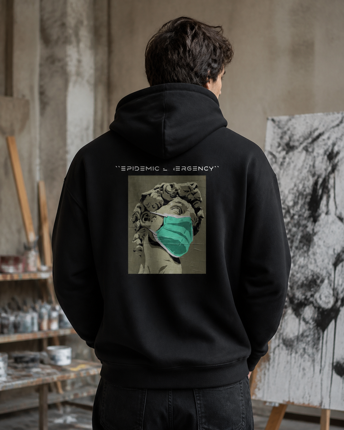 Art Quarantie Hoodie in Schwarz an männlichem Model, Rückansicht – KI-generierte Darstellung