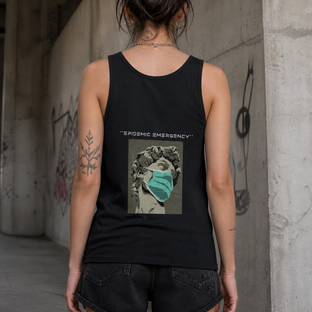 Art Quarantine Tank Top Rückansicht an weiblichem Model - KI-generierte Darstellung