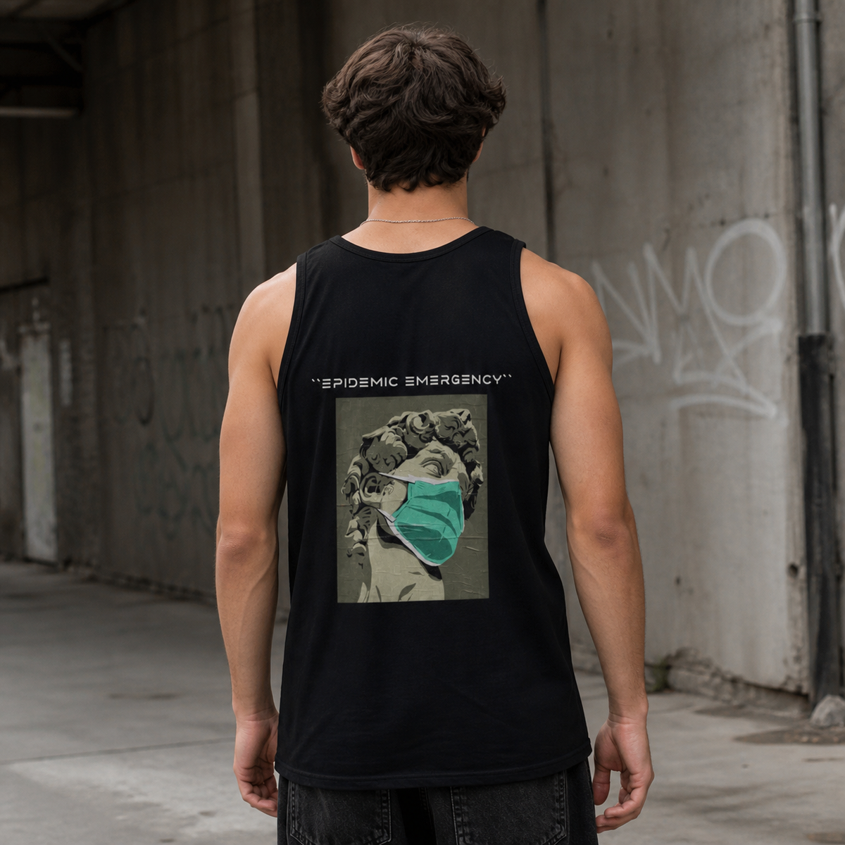 Art Quarantine Tank Top Rückansicht an männlichem Model - KI-generierte Darstellung
