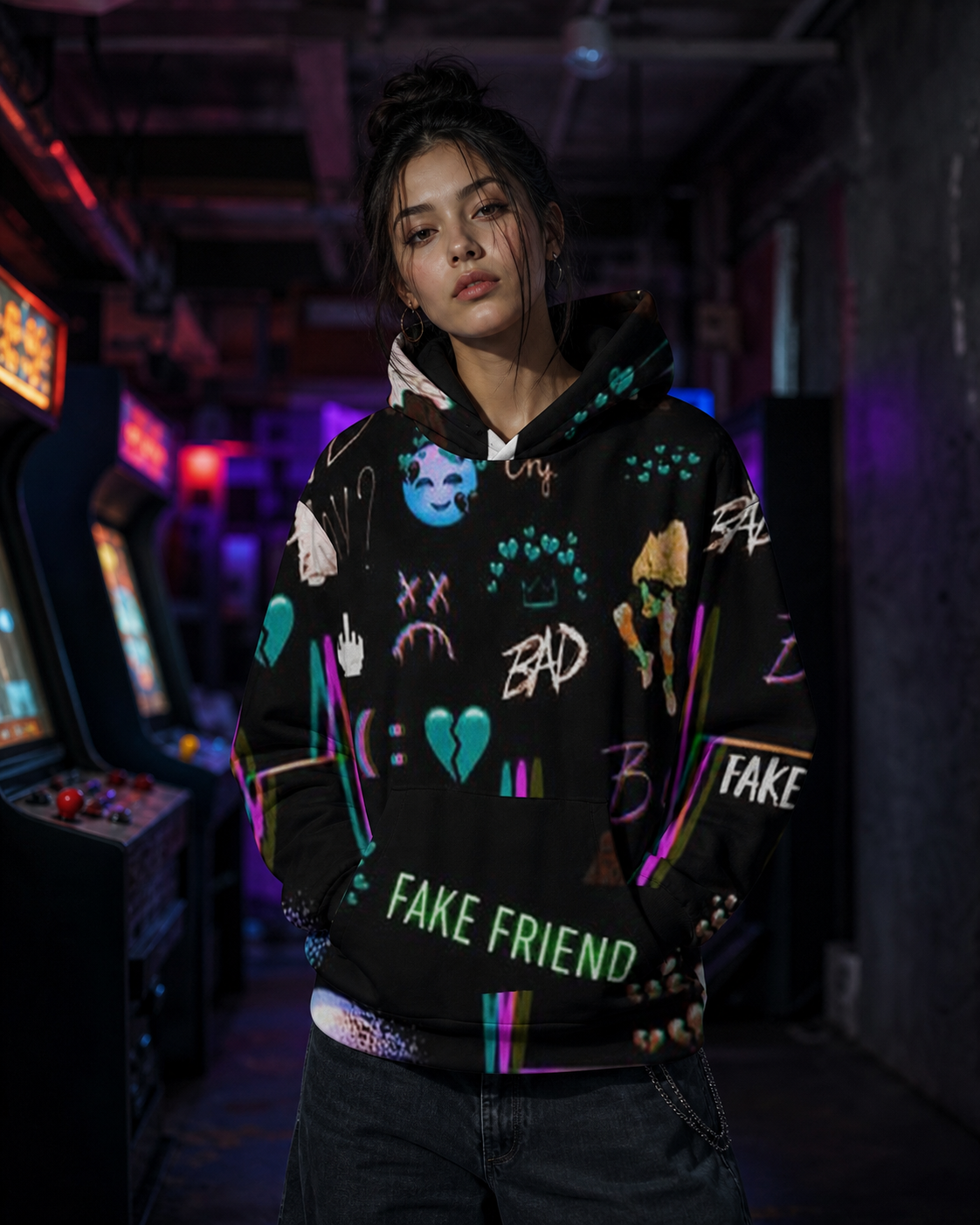 Bad Game Hoodie Alloverprint an weiblichem Model, Vorderansicht – KI-generierte Darstellung