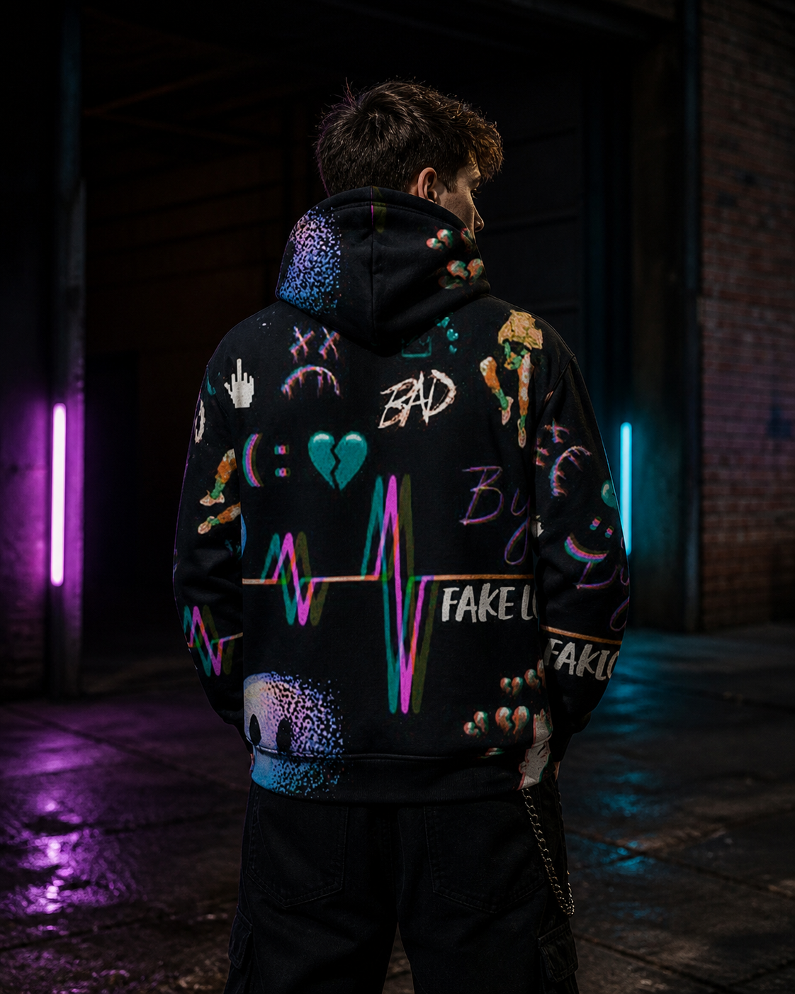 Bad Game Hoodie Alloverprint an männlichem Model, Rückansicht – KI-generierte Darstellung
