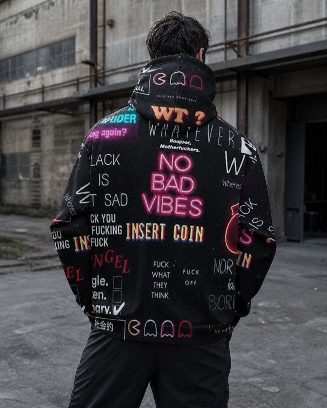 Bad Vibes Hoodie Alloverprint an männlichem Model, Rückansicht – KI-generierte Darstellung