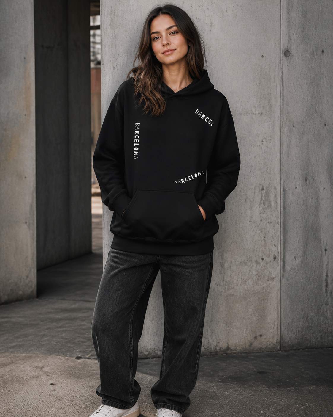 Barcelona Graphic Hoodie in Schwarz an weiblichem Model, Vorderansicht – KI-generierte Darstellung
