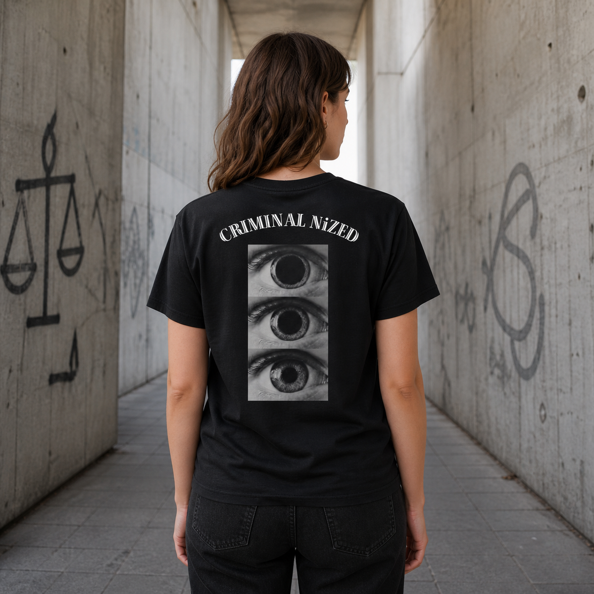 Barcelona Graphic T-Shirt Damen Rückenansicht – KI-generierte Darstellung