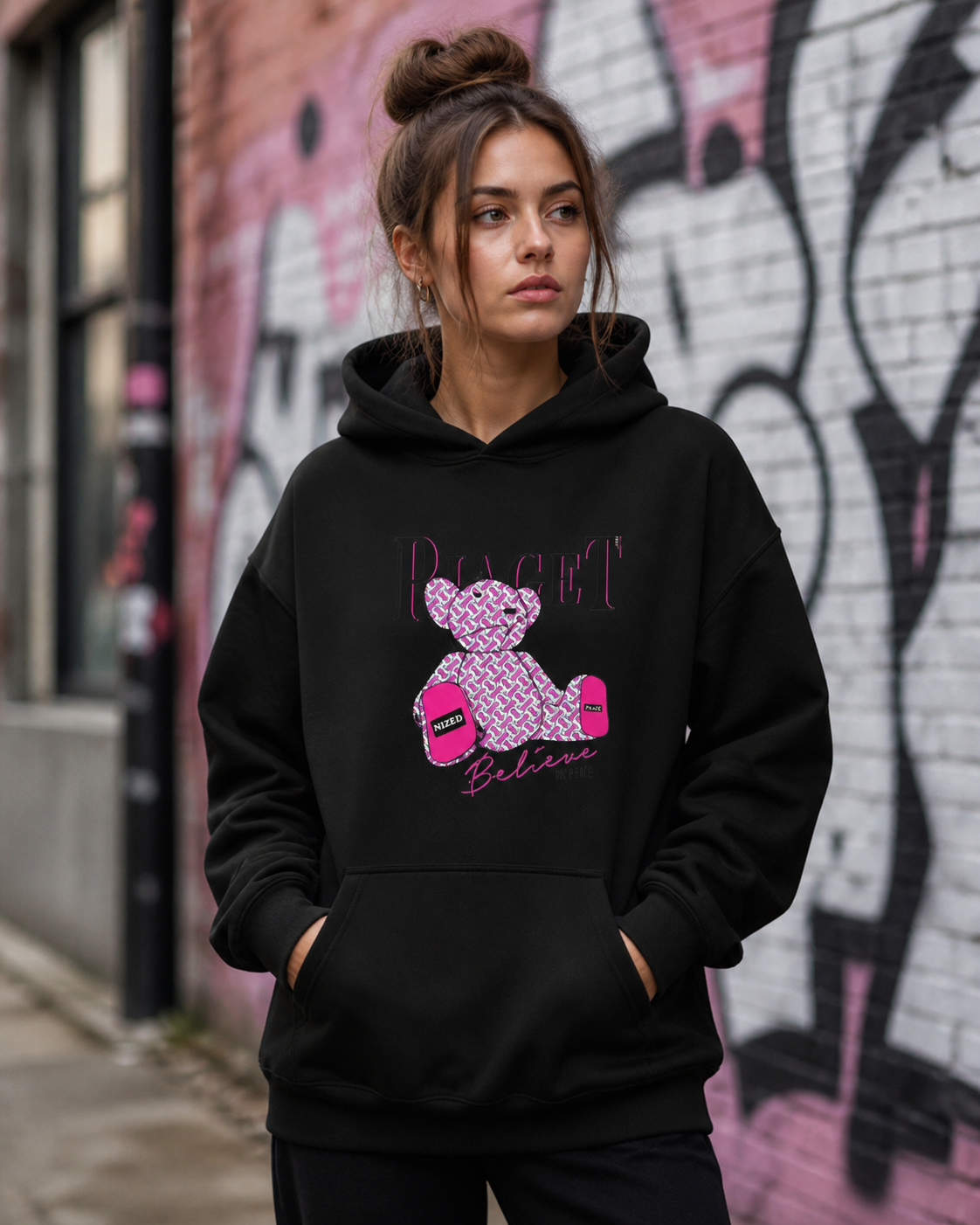 Belive in Peace Hoodie in Schwarz an weiblichem Model, Vorderansicht – KI-generierte Darstellung