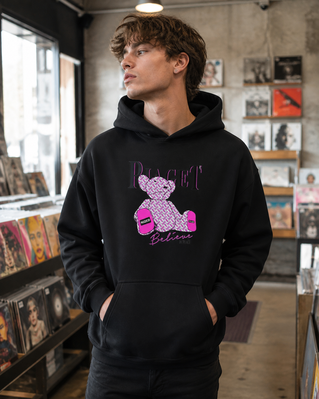 Belive in Peace Hoodie in Schwarz an männlichem Model, Vorderansicht – KI-generierte Darstellung