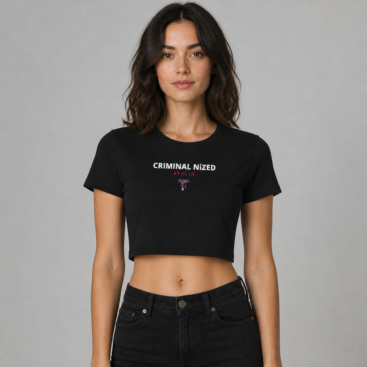 Berlin Crop Top von NiZED am weiblichen Modell, Vorderansicht – KI-generierte Darstellung