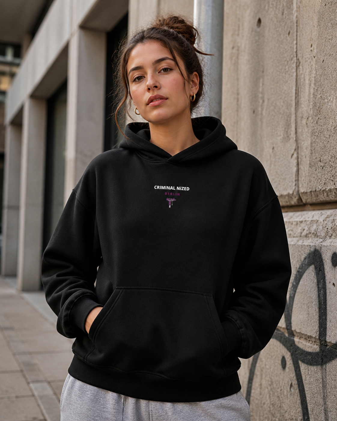 Berlin Graphic Hoodie in Schwarz an weiblichem Model, Vorderansicht – KI-generierte Darstellung