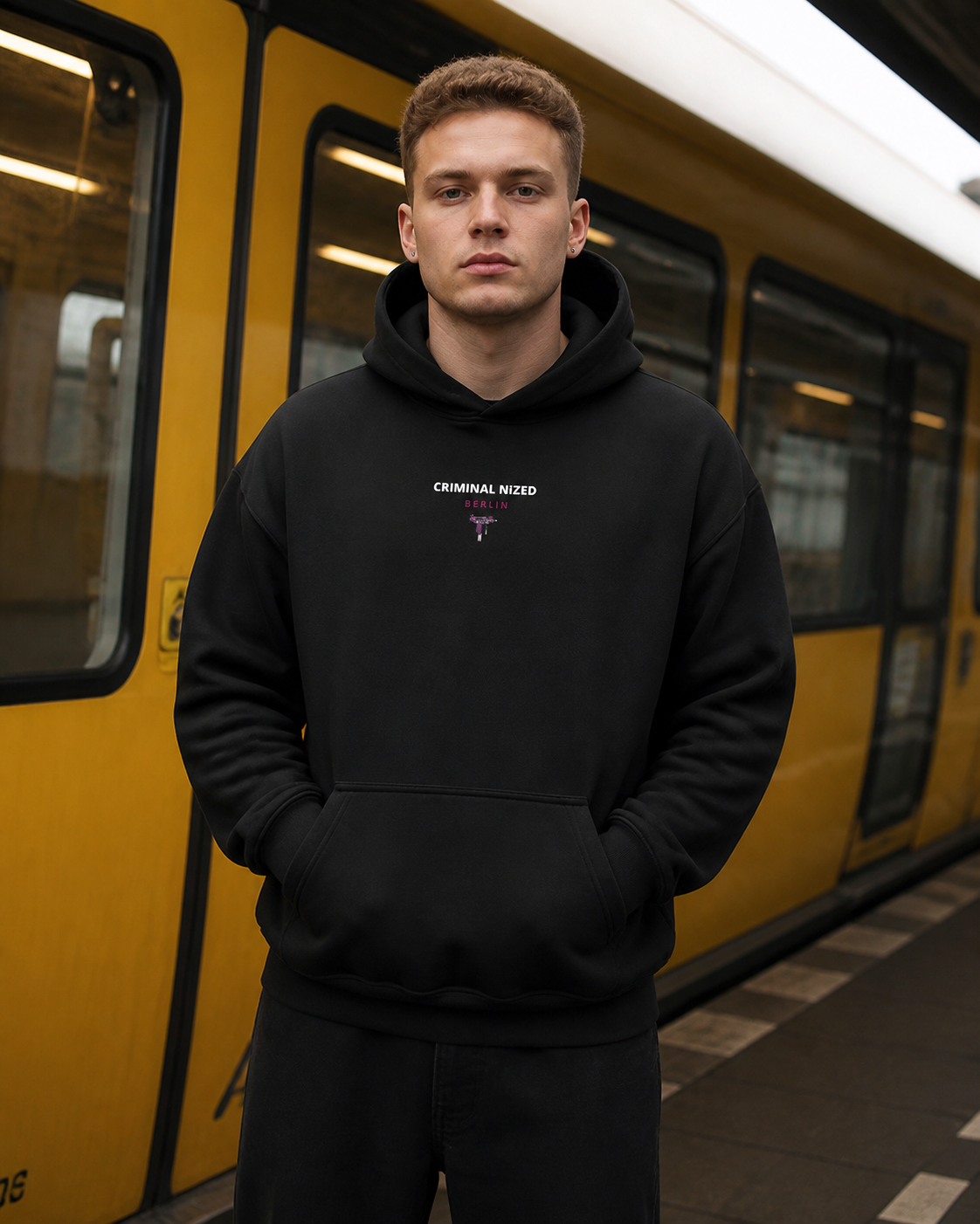 Berlin Graphic Hoodie in Schwarz an männlichem Model, Vorderansicht – KI-generierte Darstellung