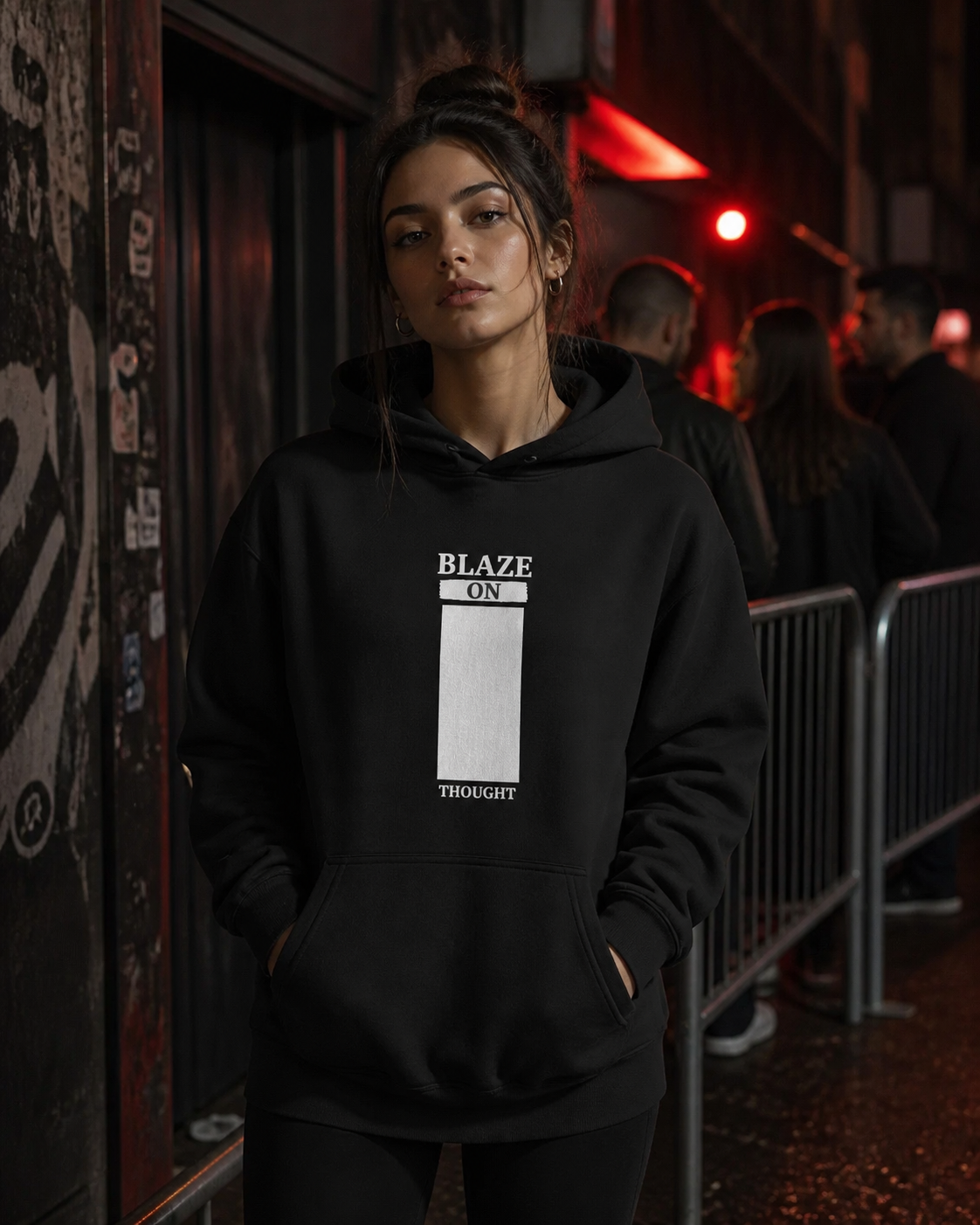 Blaze Graphic Hoodie Design 2 in Schwarz an weiblichem Model, Vorderansicht – KI-generierte Darstellung