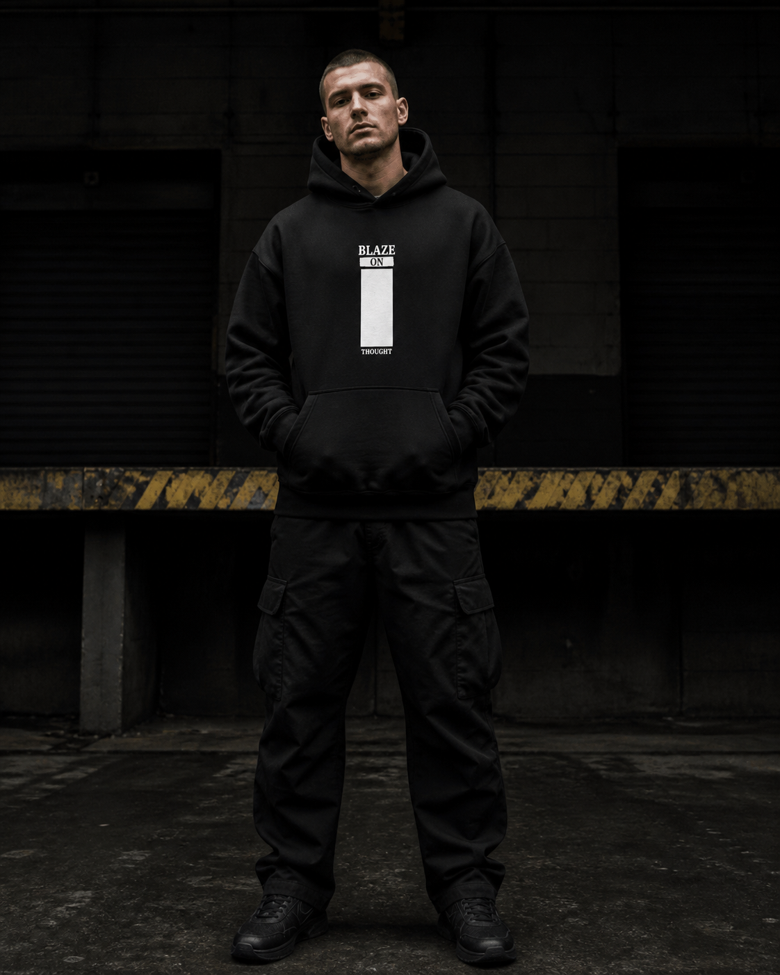 Blaze Graphic Hoodie Design 2 in Schwarz an männlichem Model, Vorderansicht – KI-generierte Darstellung