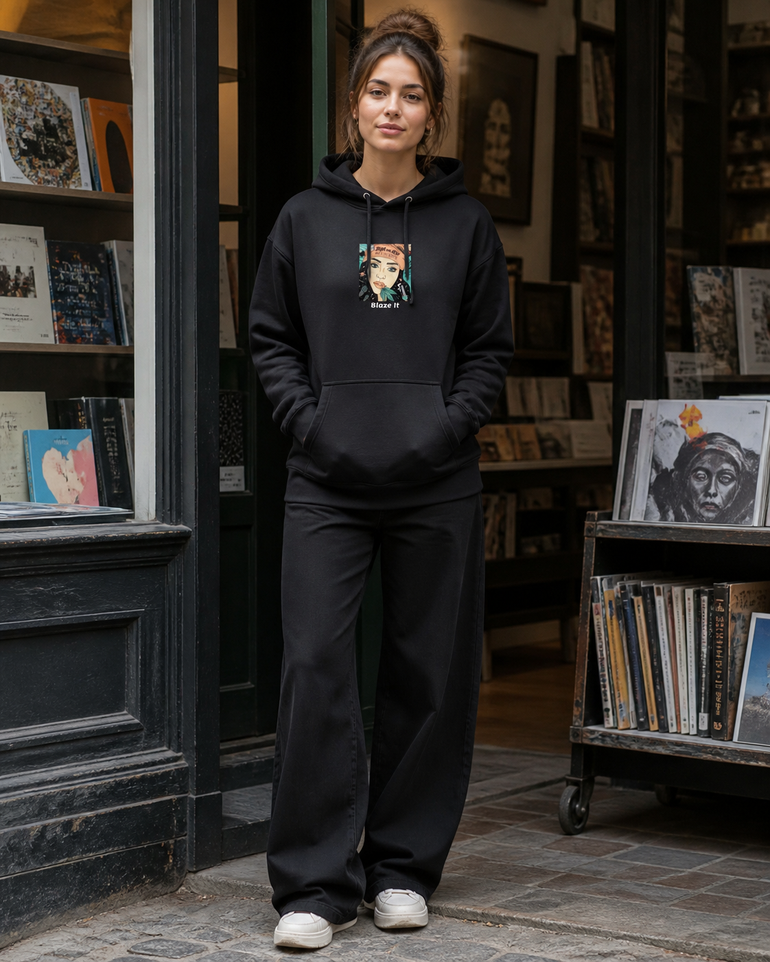 Blaze Graphic Hoodie in Schwarz an weiblichem Model, Vorderansicht – KI-generierte Darstellung