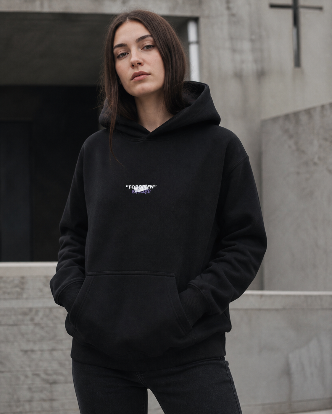 Blessed Graphic Hoodie in Schwarz an weiblichem Model, Vorderansicht – KI-generierte Darstellung
