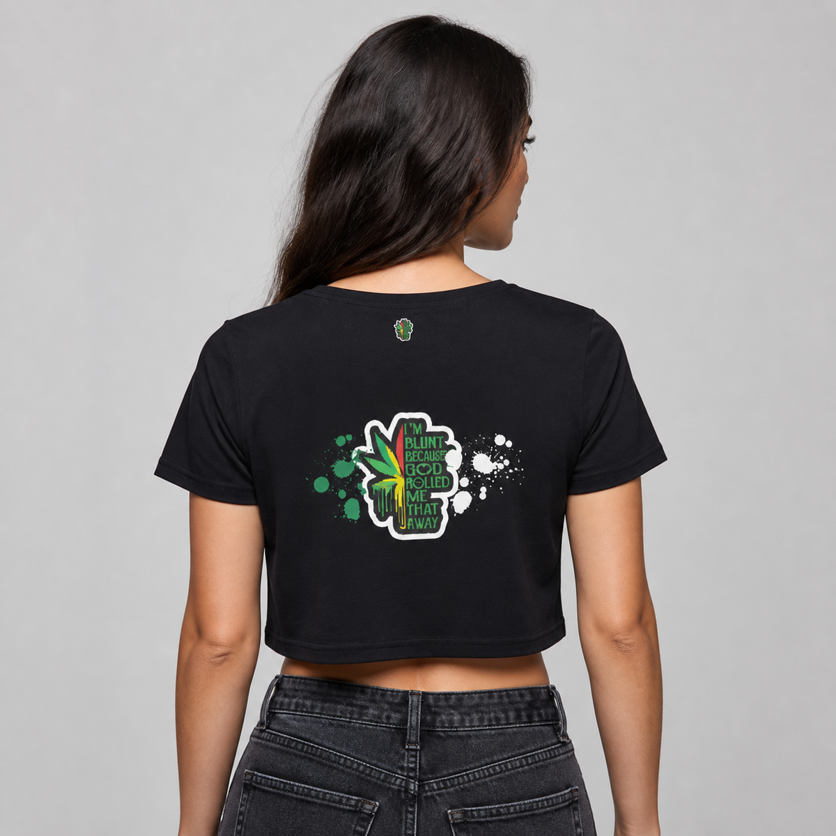 Blunt Dealers Crop Top von NiZED am weiblichen Modell, Rückansicht – KI-generierte Darstellung