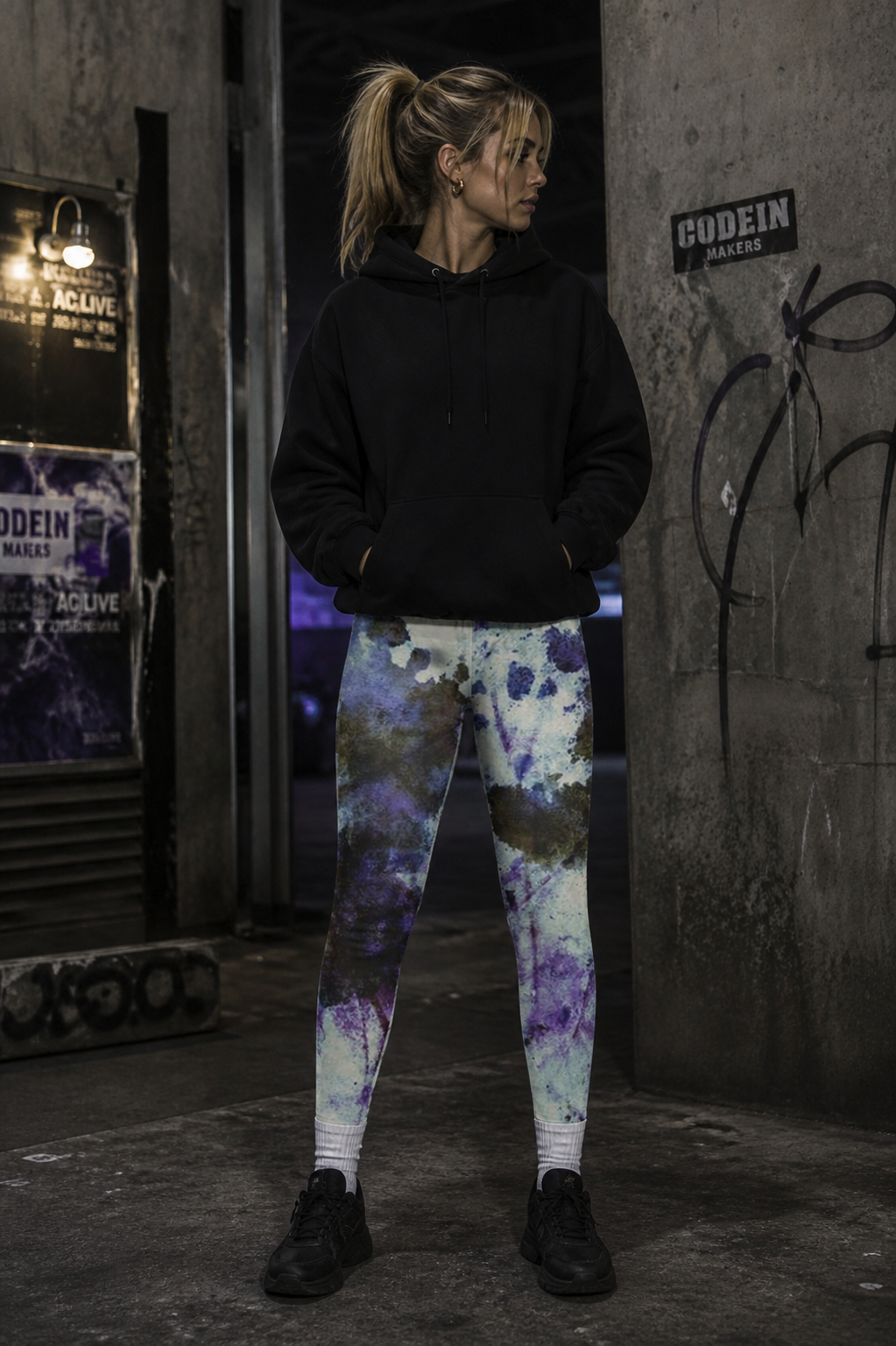 Blurry Print Leggings am weiblichen Modell - KI-generierte Darstellung