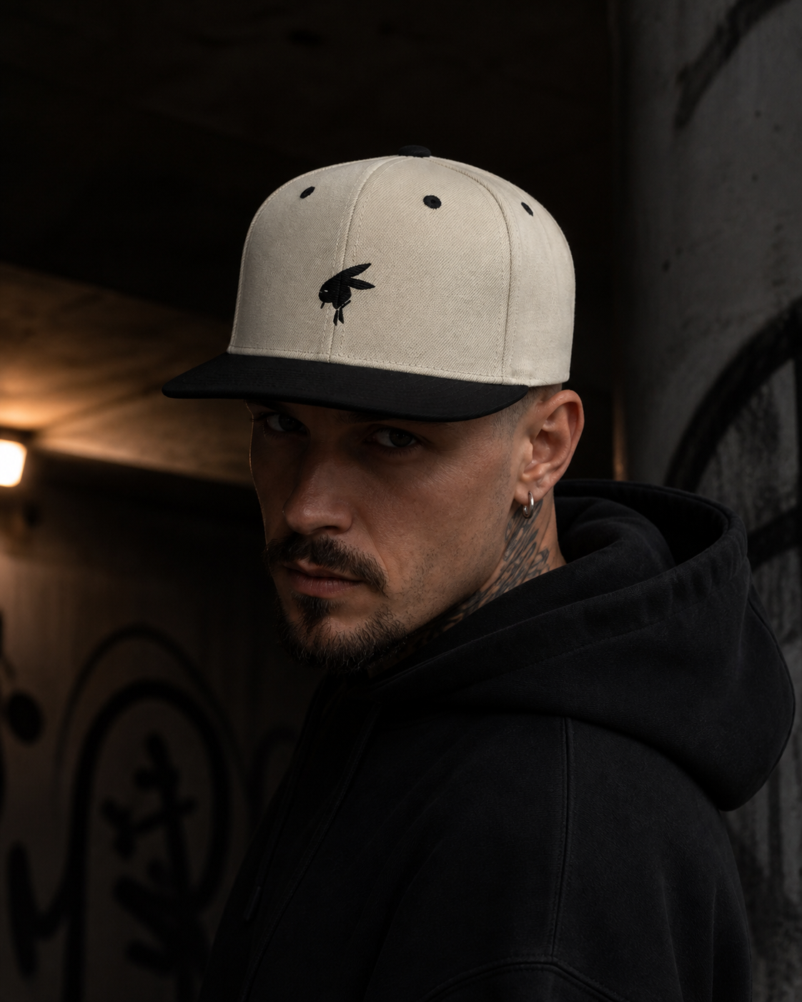 Boss Bunny Playboy Cap an männlichem Model – KI-generierte Darstellung
