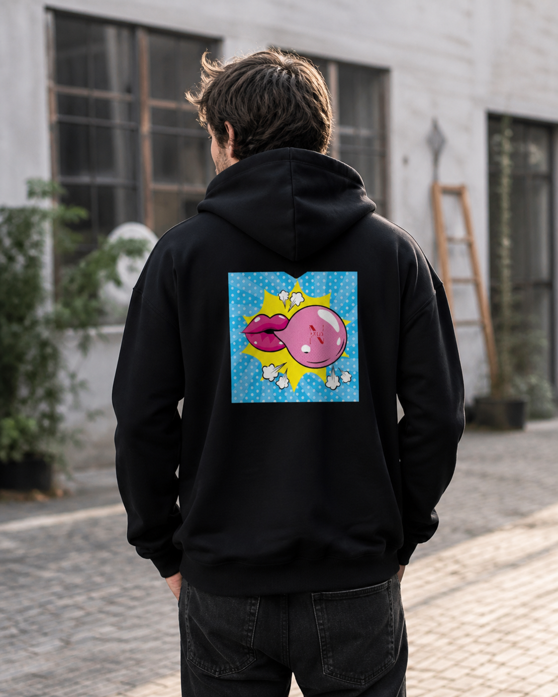 Bubble Graphic Hoodie in Schwarz an männlichem Model, Rückansicht – KI-generierte Darstellung