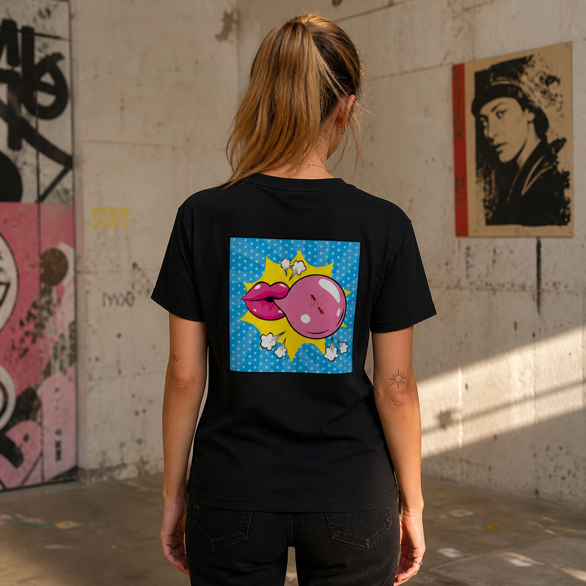 Bubble Graphic T-Shirt Design 2 Damen Rückenansicht – KI-generierte Darstellung