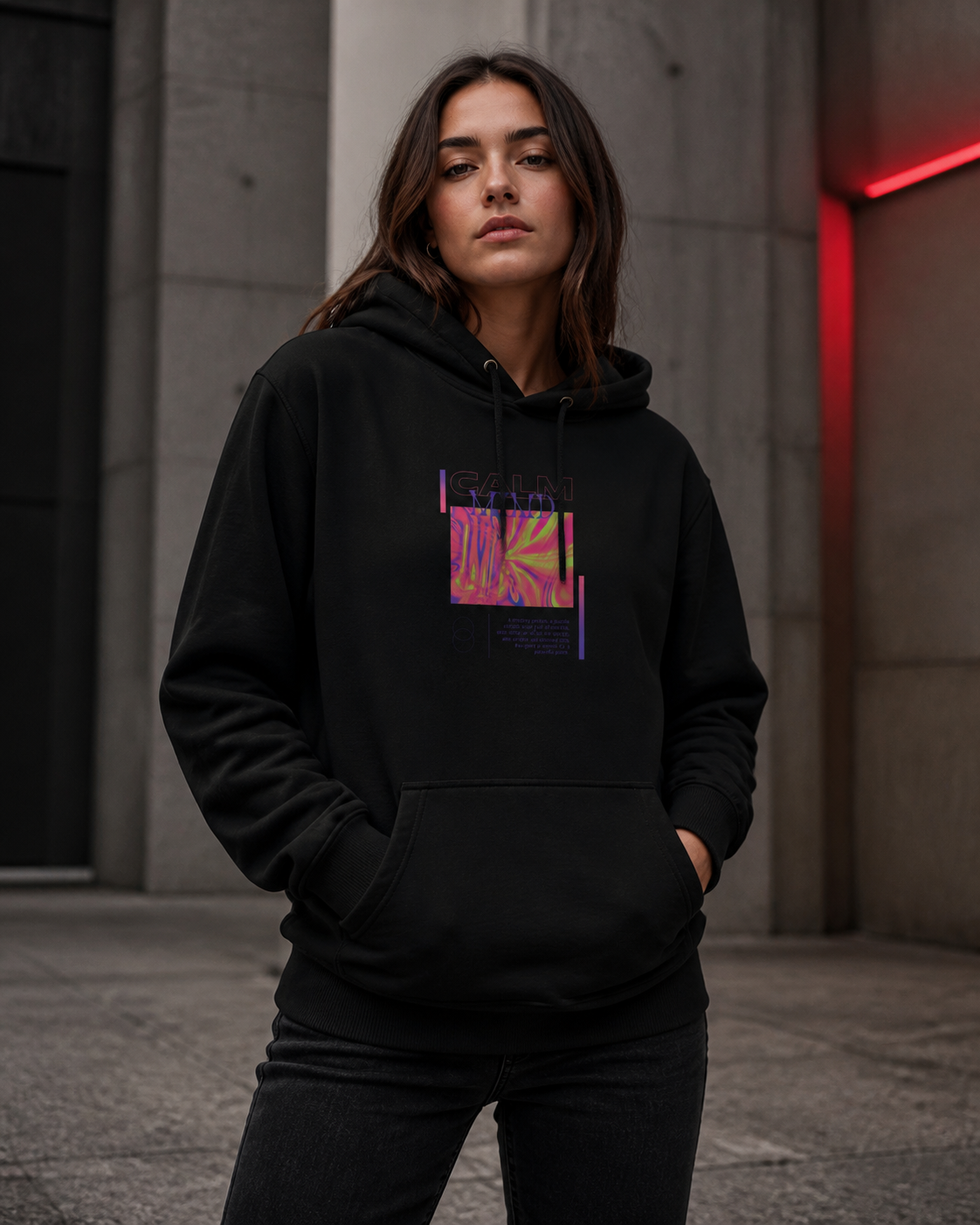 Frau trägt schwarzen Calm Mind Hoodie mit farbigem Frontprint im Berliner Streetwear-Look – KI-generierte Darstellung
